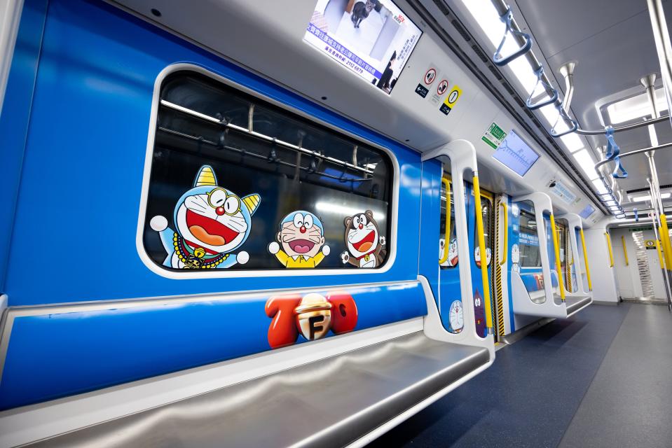 多啦A夢東鐵綫主題列車座位後車身藍色主題造型，而座位背後亦設有各個特別版多啦A夢，包括蕃薯、野狼、大雄造型的多啦A夢合照！
