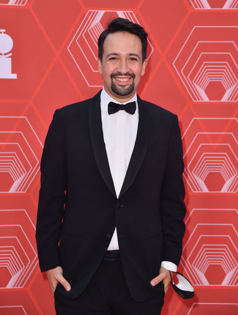 El actor y dramaturgo estadounidense Lin Manuel Miranda, creador de Hamilton, lució unas zapatillas negras con un esmoquin clásico 

