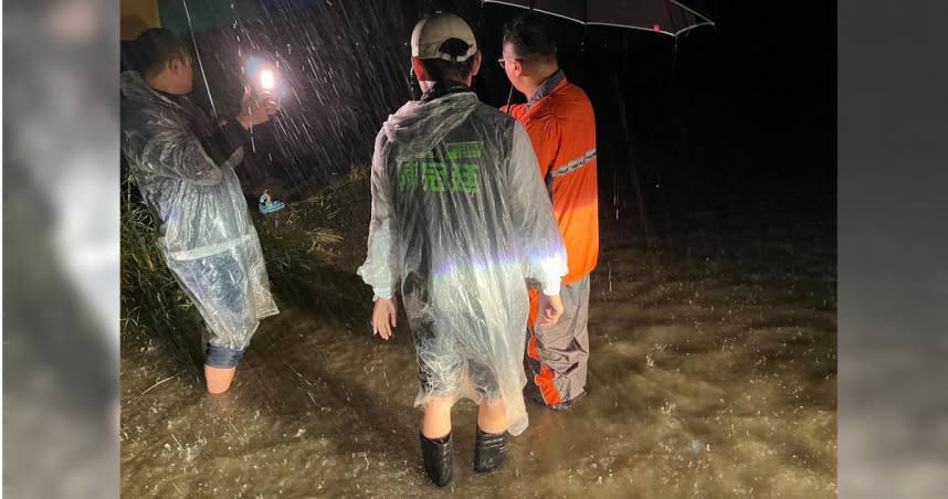 自嘉義發生暴雨後，陳冠廷連續兩天勘災，還在第一線即時向網友回報最新資訊，有民眾直批林國慶不顧民眾水深火熱。（圖／翻攝自陳冠廷臉書）