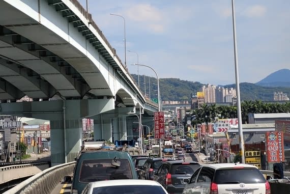 稍早五股交流道疑似因有車禍事故嚴重堵塞。（圖／翻攝自我是五股人臉書）