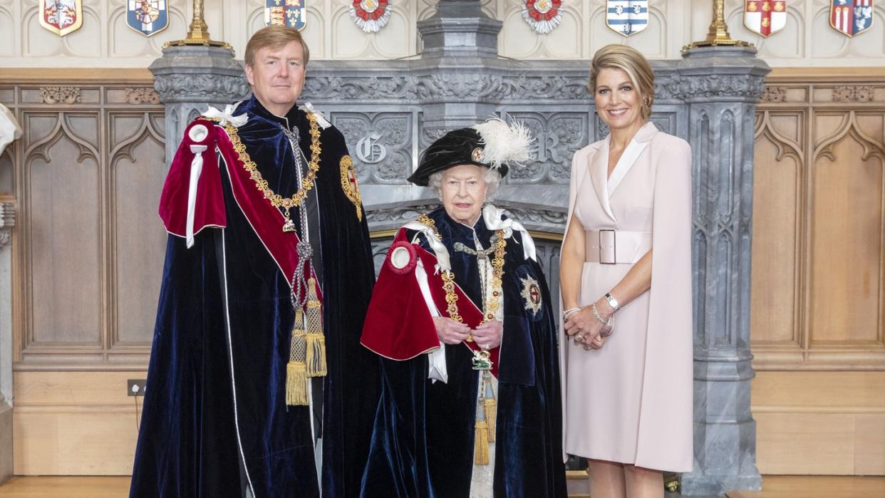 Queen Elizabeth (M) mit König Willem-Alexander von den Niederlanden und Königin Maxima in der St. George's Hall im Windsor Castle. Foto: Steve Parsons