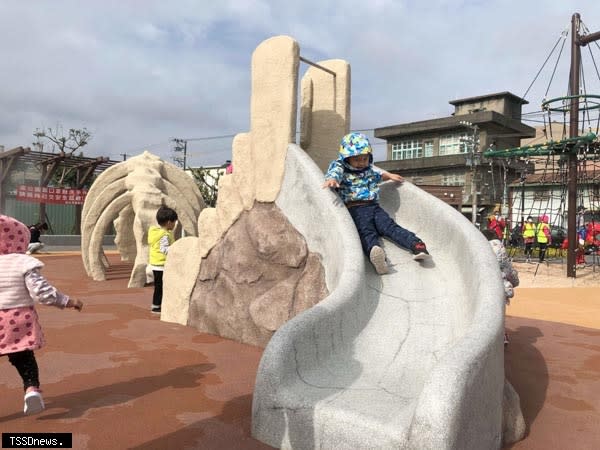 鶯歌鳳鳴逗逗龍公園今（三十）日啟用恐龍造型溜划梯受到小朋友喜愛。（圖：新北工務局提供）