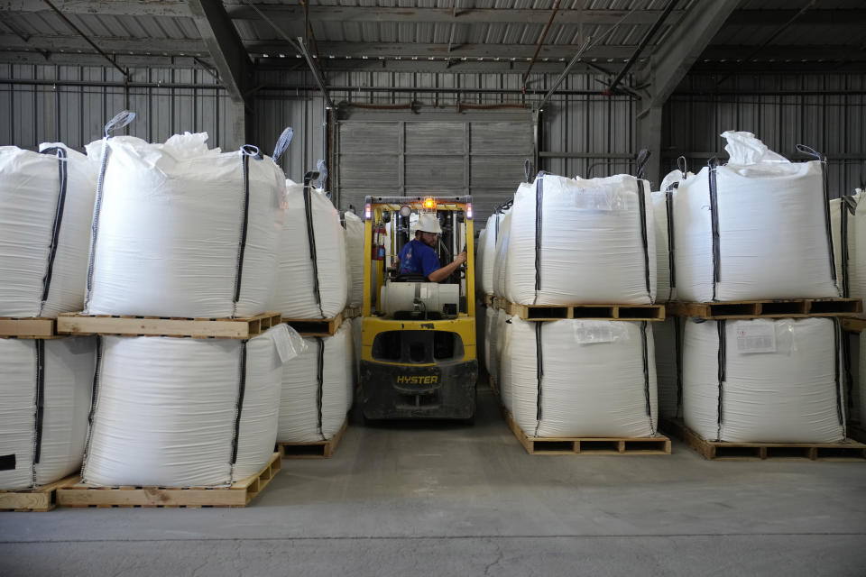 Keenan Kinder, stagiaire en expédition, utilise un chariot élévateur pour déplacer de grands sacs de carbonate de lithium dans une usine de lithium d'Albemarle Corp. le 6 octobre 2022 à Silver Peak, au Nevada (AP Photo/John Locher).