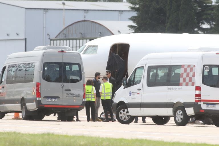 La cantante Taylor Swift llegó al país para sus tres shows en River y sorprendió a los medios porque salió del aeropuerto tapada con un paraguas 