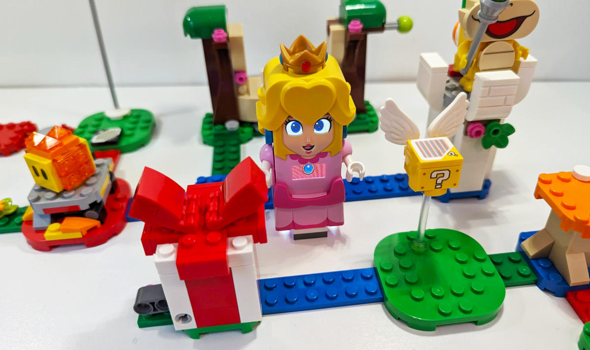 Mario Kart - Toad - alternate views  Lego mario, Lego projects, Lego super  mario