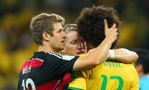 <p>Der traurigste WM-Wuschel aller Zeiten: Das ist natürlich Dante. Das 1:7 im Halbfinale 2014 gegen Deutschland besiegelte das Ende seiner Nationalmannschaftskarriere. Seine FC-Bayern-Kollegen Thomas Müller (links) und Bastian Schweinsteiger vermochten den vielfach überrumpelten Abwehrspieler nicht zu trösten. (Bild: Martin Rose/Getty Images)</p> 