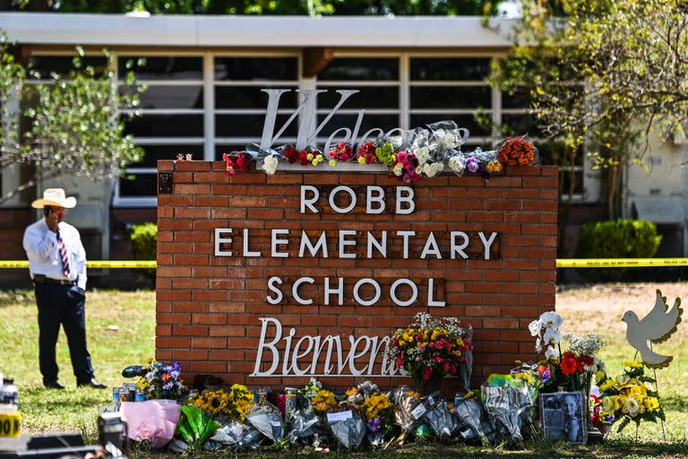Fores en un memorial en la Robb Elementary School en Uvalde, Texas. (Photo by CHANDAN KHANNA / AFP)