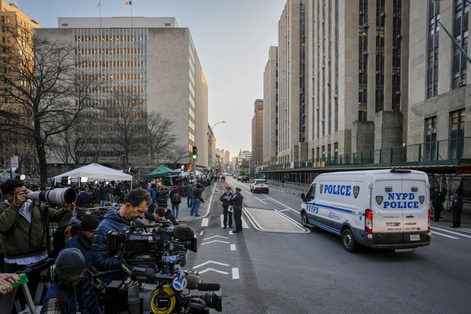 Periodistas se concentran en la acera de enfrente de la Corte Criminal de Manhattan, martes 4 de abril de 2023 en Nueva York. El expresidente Donald Trump debe presentarse para responder a cargos criminales derivados del pago de sobornos en 2016. (AP Foto/John Minchillo)