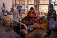 Wider Image: Last doctor standing: Pandemic pushes Indian hospital to brink