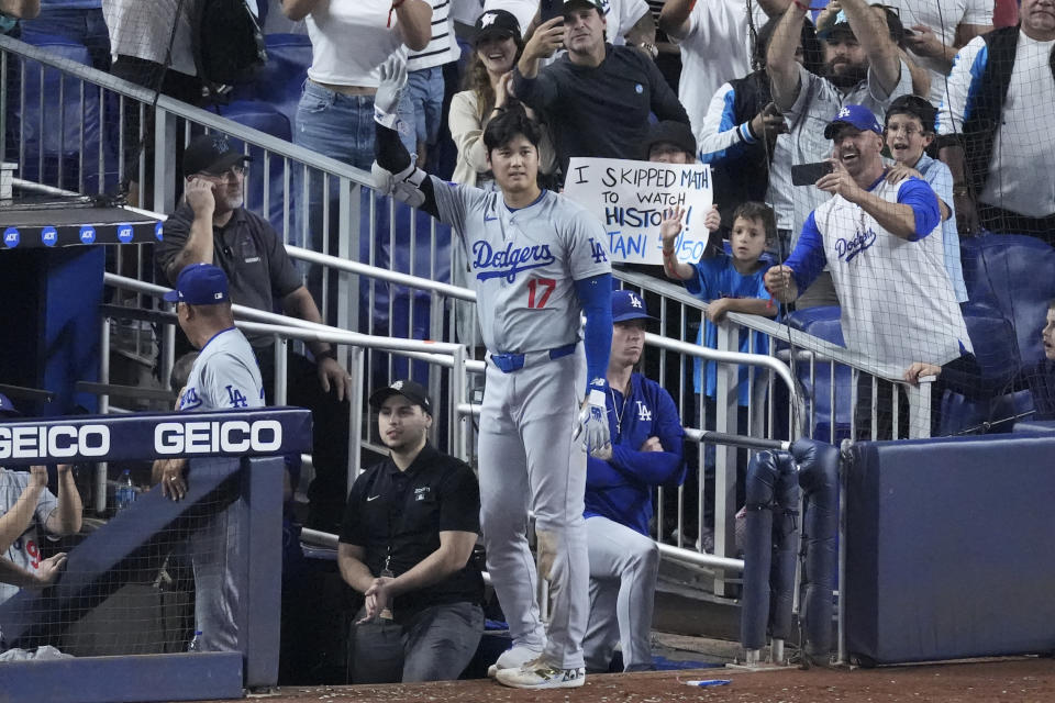 Shohei Ohtani (17) dari Los Angeles Dodgers melambaikan tangan kepada penggemar setelah ia memukul home run yang menghasilkan poin untuk Andy Pages, selama inning ketujuh pertandingan bisbol melawan Miami Marlins, Kamis, 19 September 2024, di Miami. (Foto AP/Wilfredo Lee)