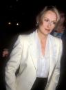 <p>Ein frischer cremefarbener Blazer über einer durchsichtigen Spitzenbluse zur Premiere von „Silkwood“ in Los Angeles. <i>(Foto von Barry King/WireImage) </i></p>