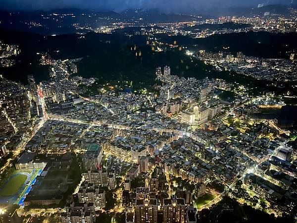 隨意鳥地方101觀景餐廳夜景。（圖／部落格「蛋寶趴趴go」提供）