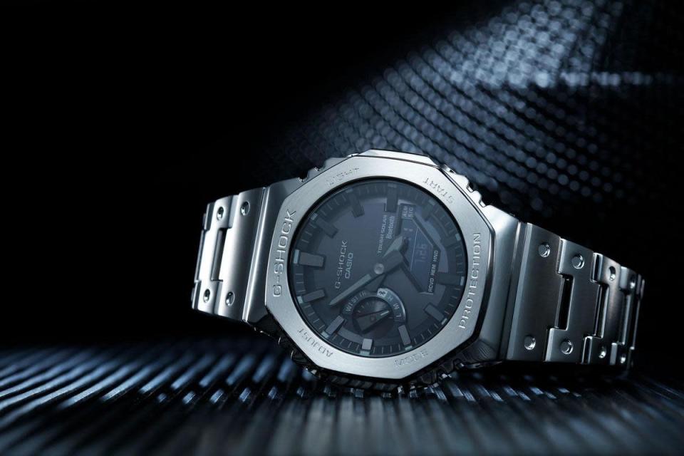 GM-B2100D-1A，銀色不鏽鋼錶殼鍊帶，建議售價NT$15,000。