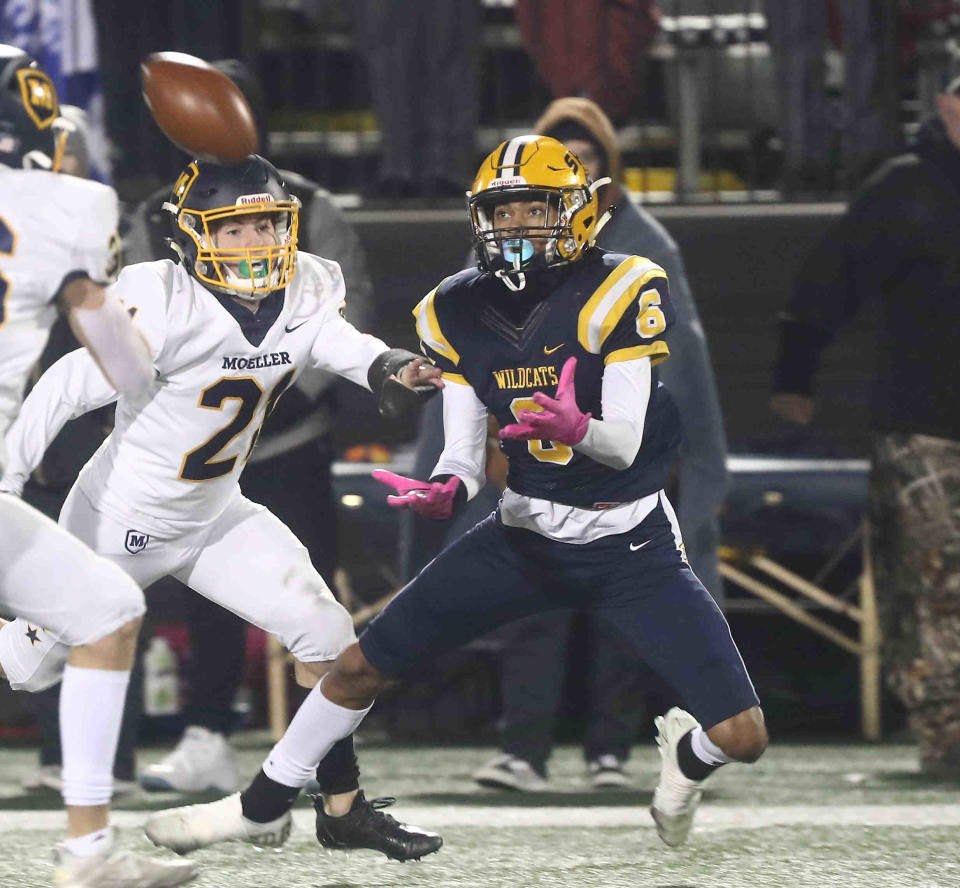 Springfield wide receiver Shawn Thigpen catches a pass during their 22-21 win over Moeller, Friday, Nov. 26, 2021.