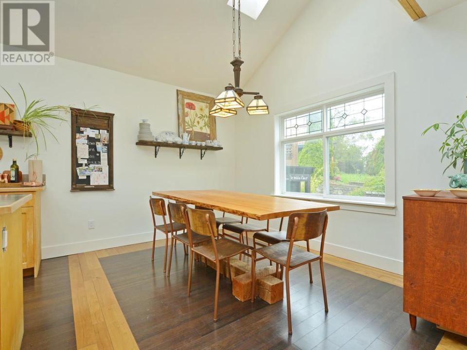 <p><span>2804 Cook St., Victoria, B.C.</span><br> The home underwent a full renovation in 2012 including new electrical, new plumbing and installing in-floor heating.<br> (Photo: Zoocasa) </p>