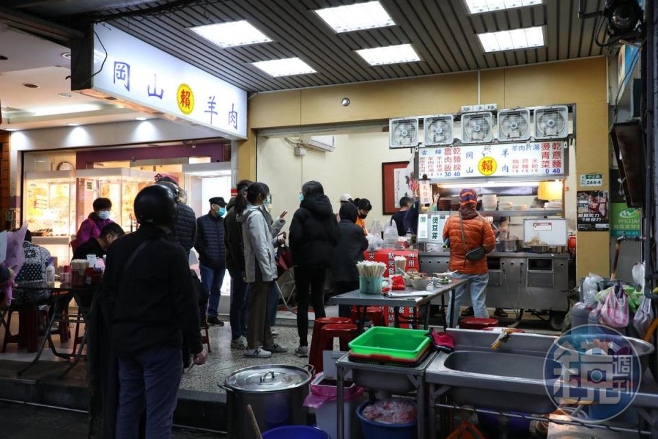 「賴岡山羊肉」是頗受新店在地人歡迎的小吃店，攤子前時常大排長龍。