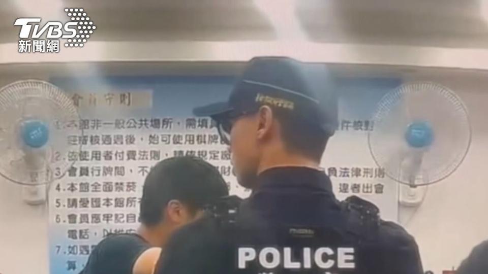 警方前往賭場搜索。（圖／TVBS）