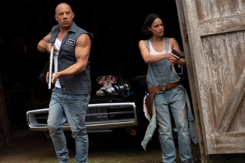 Selbst in ihrer Scheune sind Dom Toretto (Vin Diesel) und Letty (Michelle Rodriguez) nicht sicher. (Bild: 2021 Universal Studios. All Rights Reserved.)