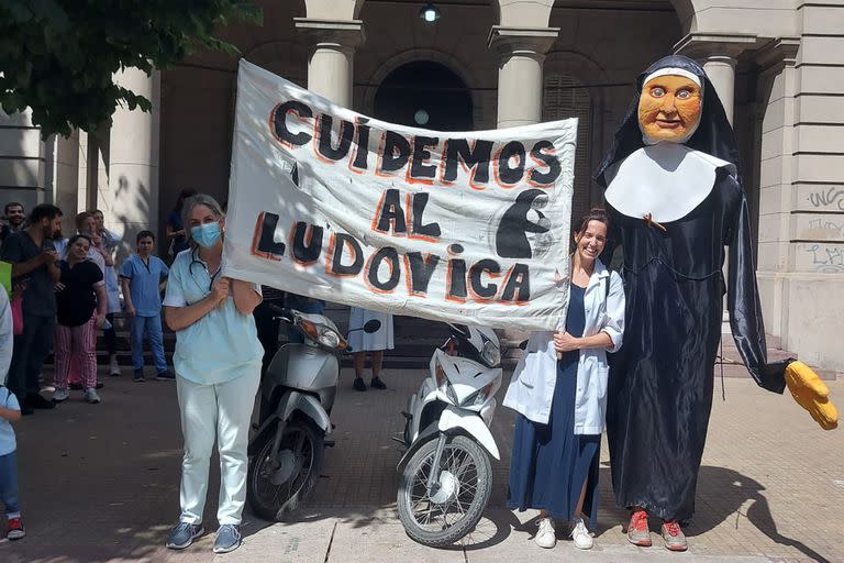 Un abrazo simbólico de médicos al hospital, que se hizo a finales del año pasado