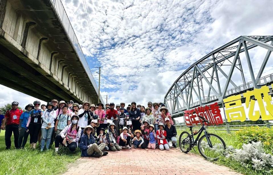 高雄市觀光局辦理的乘風而騎單車旅遊大樹場週日熱鬧登場，由觀光局長高閔琳等人帶領著五十名遊客在大樹田園間騎單車漫遊。（記者吳文欽攝）