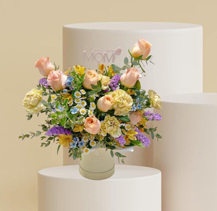BLOOMING GARDEN推出以焦糖色康乃馨為主花材的花盒，花盒可自選。$1,080/ BLOOMING GARDEN