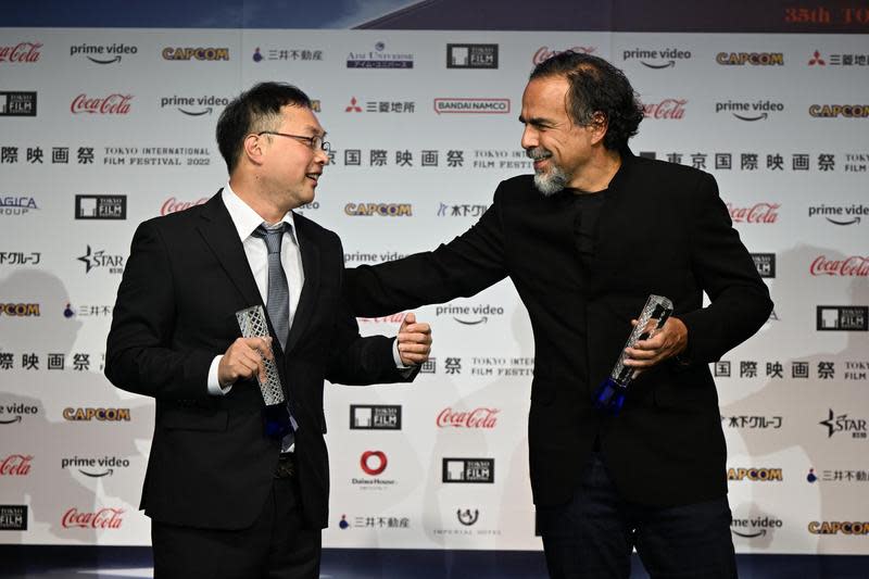 阿利安卓崗札雷伊納利圖（右）以及深田晃司榮獲第35屆東京國際影展「黑澤明獎」，昨晚出席頒獎典禮。（東京國際影展提供）