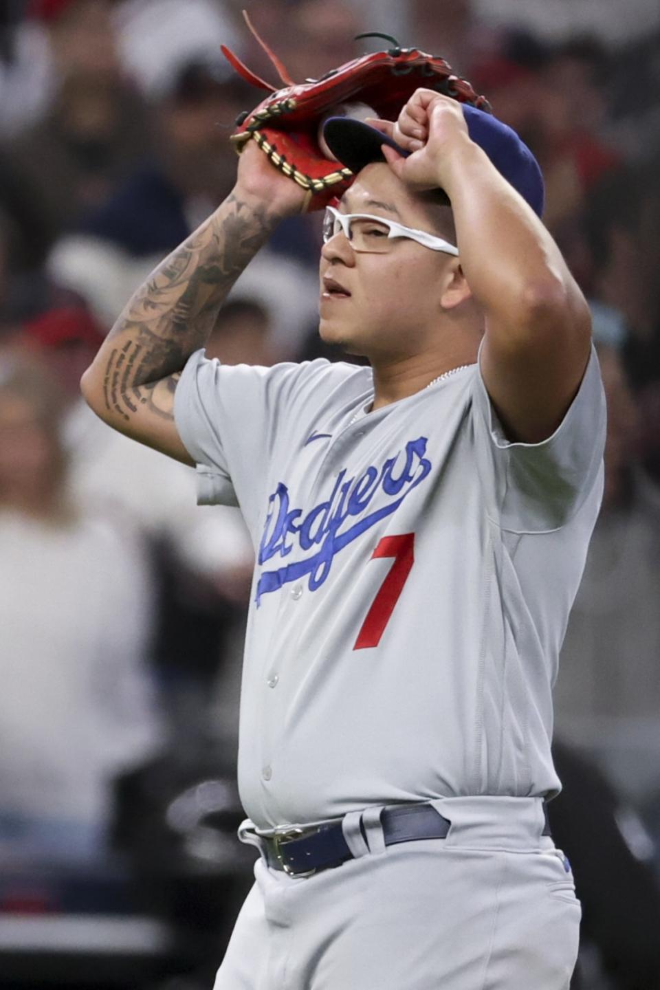 Dodgers pitcher Julio Ur&#xed;as reacts after giving up a run-scoring single to Atlanta&#39;s Ozzie Albies.