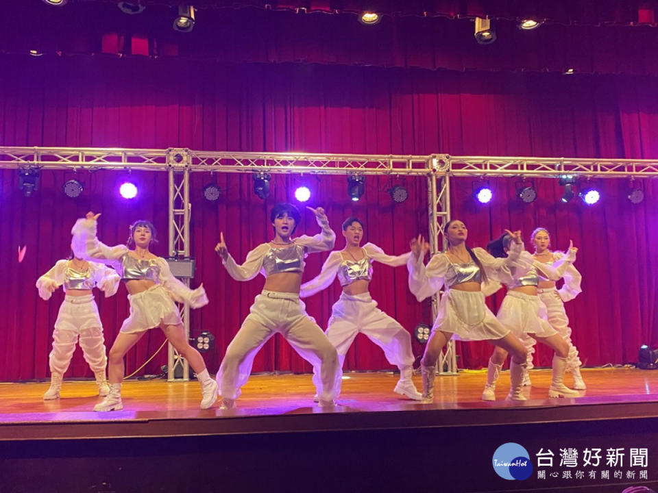 明台高中第一屆表演技術科畢業公演的K-Pop舞蹈充滿活力。（圖/記者林重鎣攝）