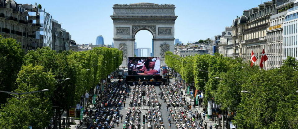 1 700 pupitres bien ordonnés ont tapissé les Champs-Élysées dimanche 4 juin.  - Credit:
