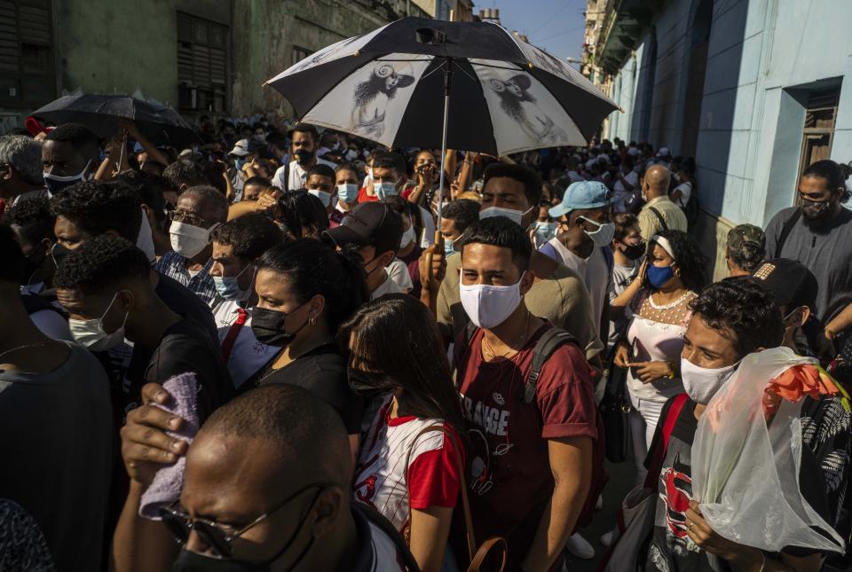 La gente espera para presentar sus últimos respetos al historiador de La Habana Eusebio Leal durante su ceremonia fúnebre en el Capitolio en La Habana, Cuba, el jueves 17 de diciembre de 2020. (AP Foto/Ramón Espinosa)