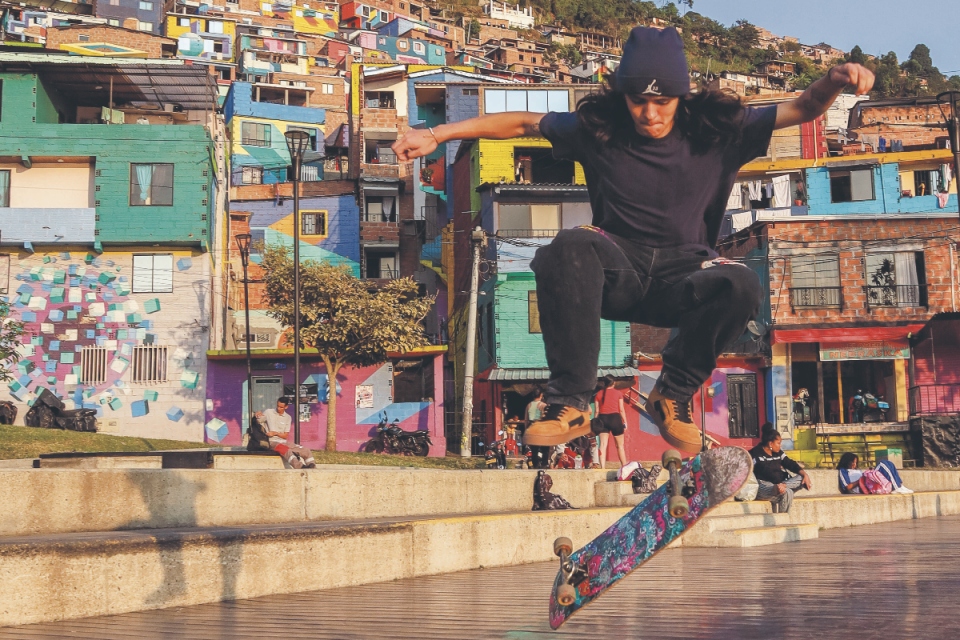 Eledis, a local in Comuna 3, practising her skateboard moves in the district (Photo: Omar Portella)