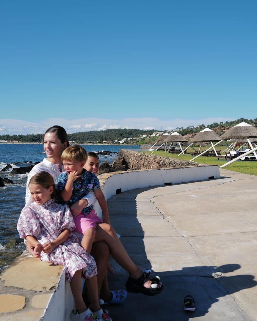 La China Suárez disfruta de sus vacaciones en Punta del Este con sus tres hijos, Magnolia, Amancio y Rufina (Foto: Instagram @sangrejaponesa)