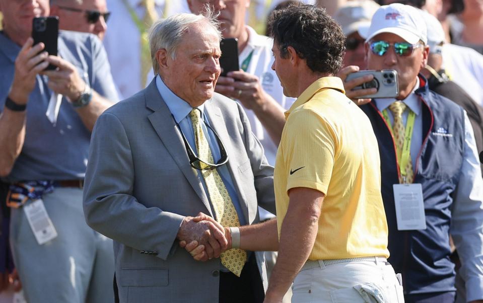 Rory McIlroy shakes hands with Jack Nicklaus at the Memorial - Jack Nicklaus seeks out Rory McIlroy after Memorial collapse - Getty Images/Michael Reaves
