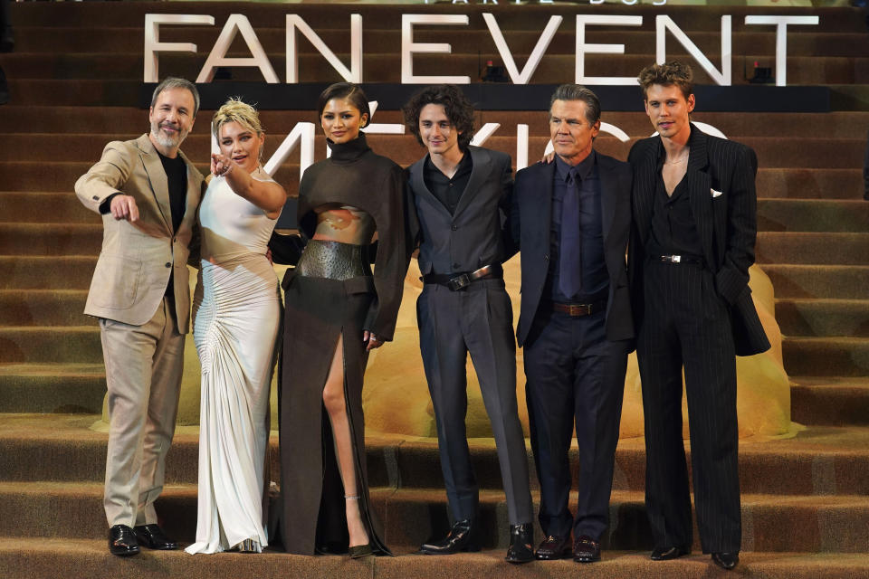 El cineasta canadiense Denis Villeneuve, de izquierda a derecha, y los actores Florence Pugh, Zendaya, Timothee Chalamet, Josh Brolin y Austin Butler, psoan en la alfombra roja de la película "Dune: Part Two", en la Ciudad de México el martes 6 de febrero de 2024. (Foto AP/Marco Ugarte)