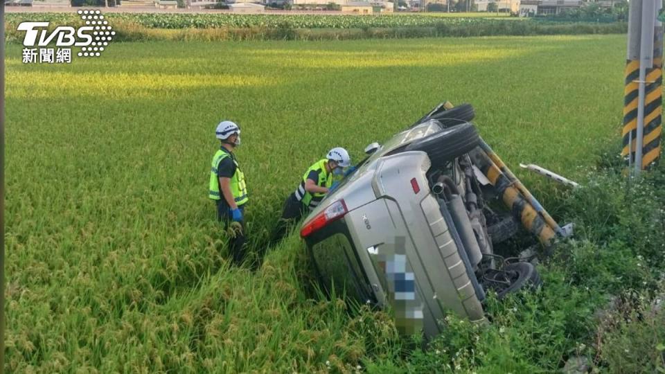 整輛休旅車側翻進田裡。（圖／TVBS）