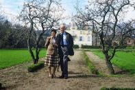 <p>Valéry et Anne-Aymone Giscard d'Estaing dans le jardin de La Varvasse, en avril 1986.</p>