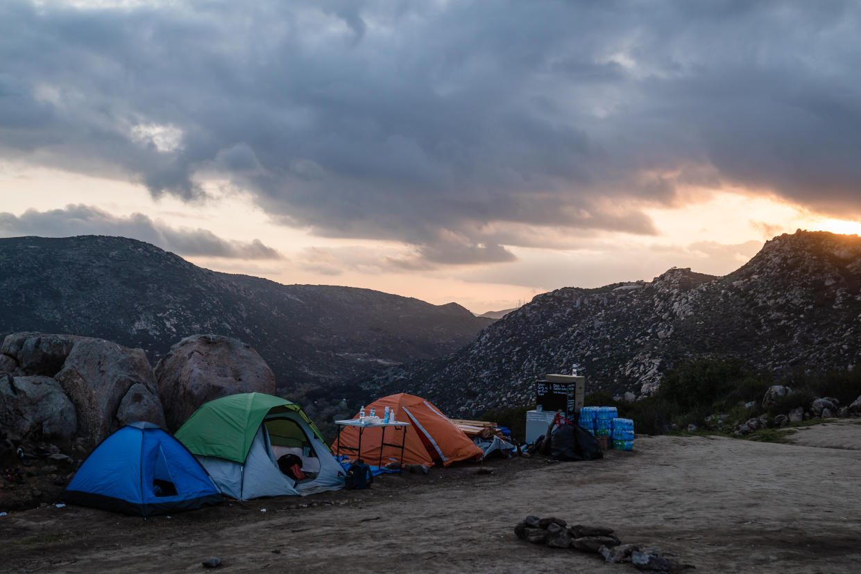 Un campamento para solicitantes de asilo que llegan cerca del muro fronterizo en una zona silvestre cerca de Campo, California, el 13 de marzo de 2024. (Ariana Drehsler/The New York Times).