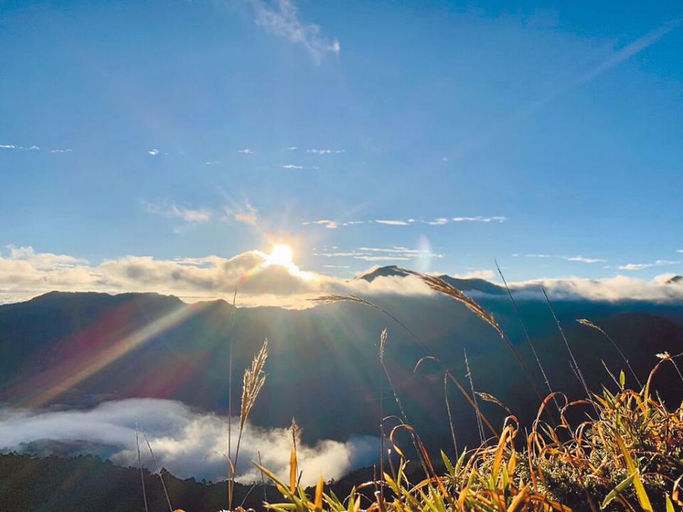 合歡山迎新年第1道曙光。（林務局南投林區管理處提供）