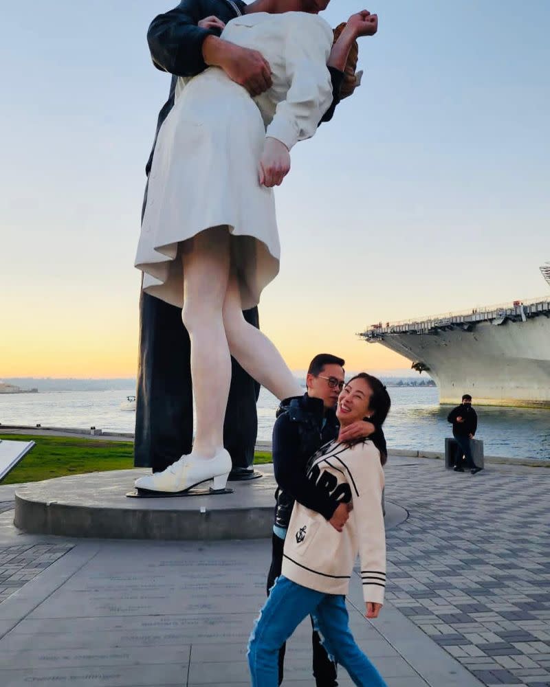 ▲賈永婕和王兆杰模仿「勝利之吻」雕像，被網友笑說腰會閃到。（圖／翻攝自賈永婕FB）