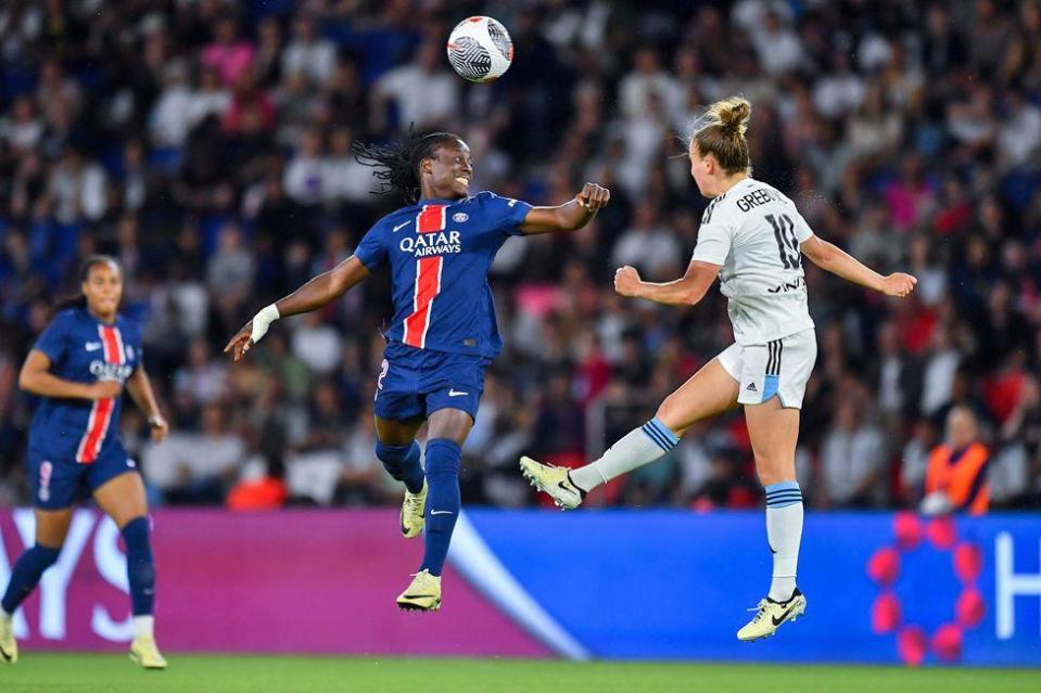 Tabitha Chawingar heads a ball for Paris St-Germain during a match against Paris FC - Monday 13 May 2024