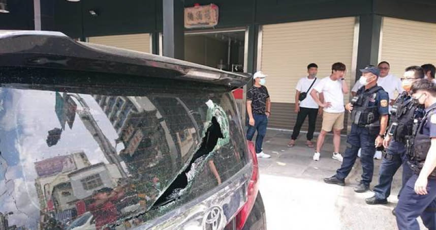 昨日台南市西區西羅殿舉辦廟會活動時，發生2派進香信眾因為停車糾紛發生鬥毆事件。（圖／翻攝畫面）