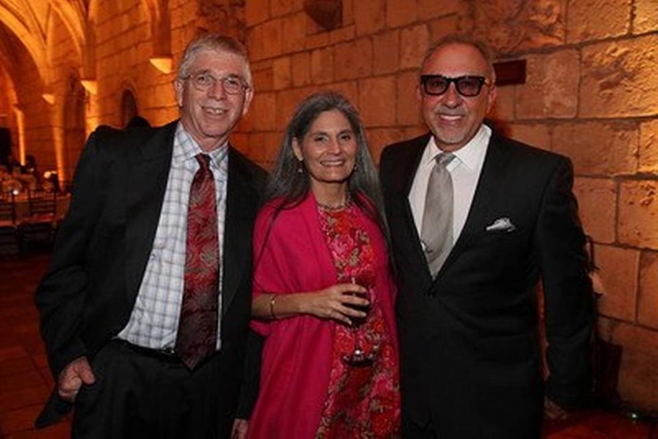 Daniel Zuckerman, Susana Barciela con Emilio Estefan en una recaudación de fondos para un club local de ex alumnos de la Escuela de Negocios de Harvard (HBS) que patrocinó a ejecutivos locales de organizaciones sin ánimo de lucro para que asistieran a un curso en la HBS. Estefan fue homenajeado. Este es un post en el Facebook de Barciela del 31 de octubre de 2012.