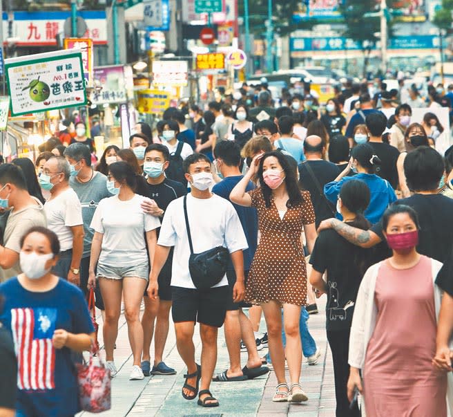 台北寧夏夜市日前微解封，3日周末假期傍晚一開市就出現逛街人潮，一解多日「宅」在家苦悶的心情。（陳怡誠攝）