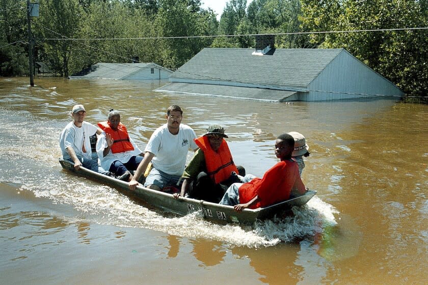 Residentes de Princeville son rescatados por una lancha durante las inundaciones causadas por el huracán Floyd en Princeville (Carolina del Norte) el 17 de septiembre de 1999. (AP Photo/Alan Marler, File)