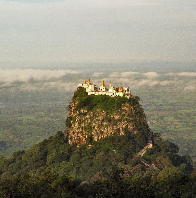 波巴山Taung Kalat  (Photo by Brian Snelson from Hockley, Essex, England, License: CC BY 2.0, Wikimedia Commons提供, 圖片來源www.flickr.com/photos/exfordy/152498774)