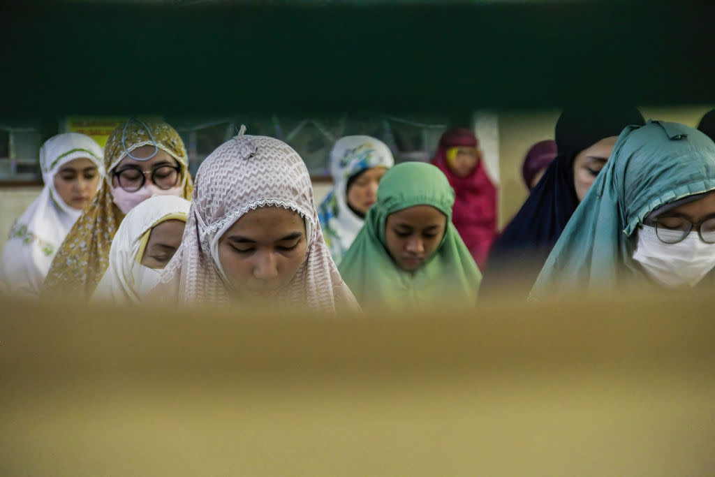 Indonesian Muslim women perform the first 'Tarawih' prayer