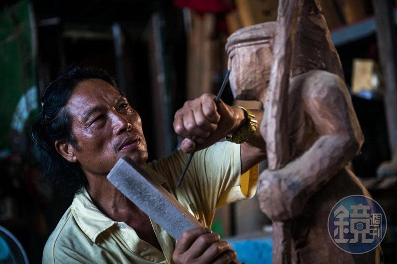 噶瑪蘭族藝術創作者陳正瑞（阿水）正專注地進行漂流木雕刻。