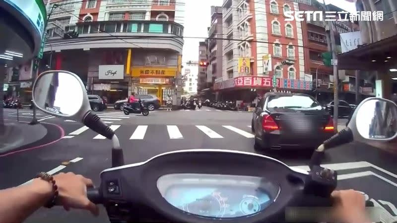 警方示意停車受檢，李男卻拒檢加速逃逸。（圖／翻攝畫面）