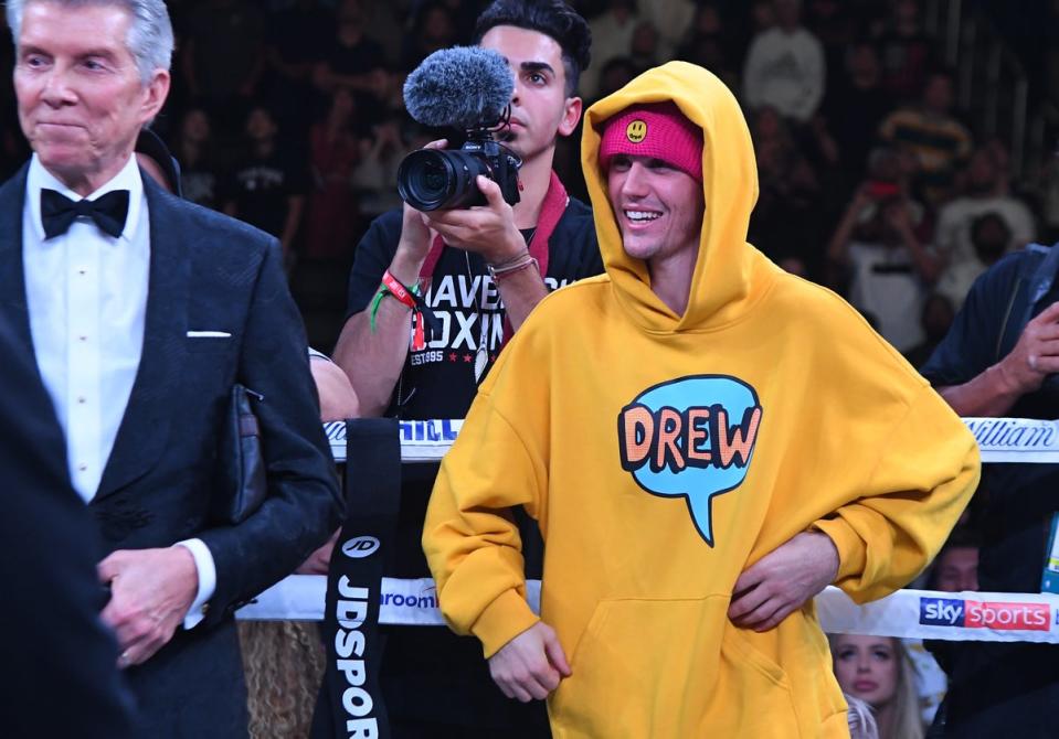 Pop star Justin Bieber (right) and legendary boxing announcer Bruce Buffer at KSI vs Paul II (Getty Images)