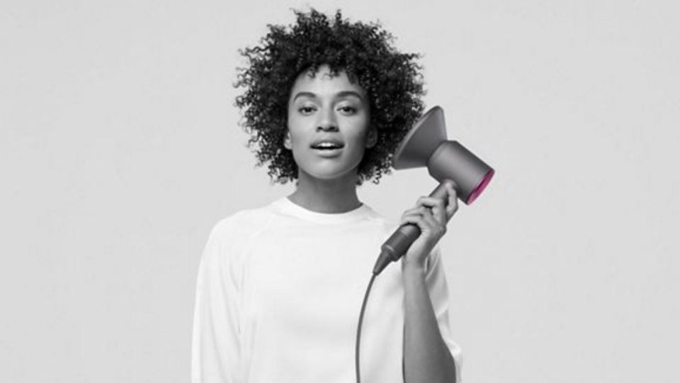 This hair tool comes with three magnetic attachments: Two smoothing nozzles and a diffuser.